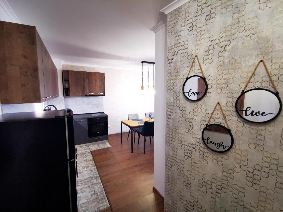 Viva 3 Grand Monastery Apartment ปอมโปโรโว ภายนอก รูปภาพ